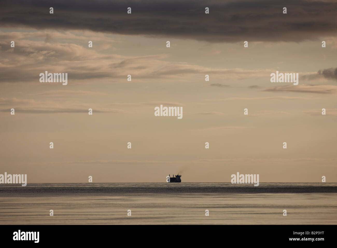 Grand bateau au coucher du soleil à Reykjavik, Islande Banque D'Images