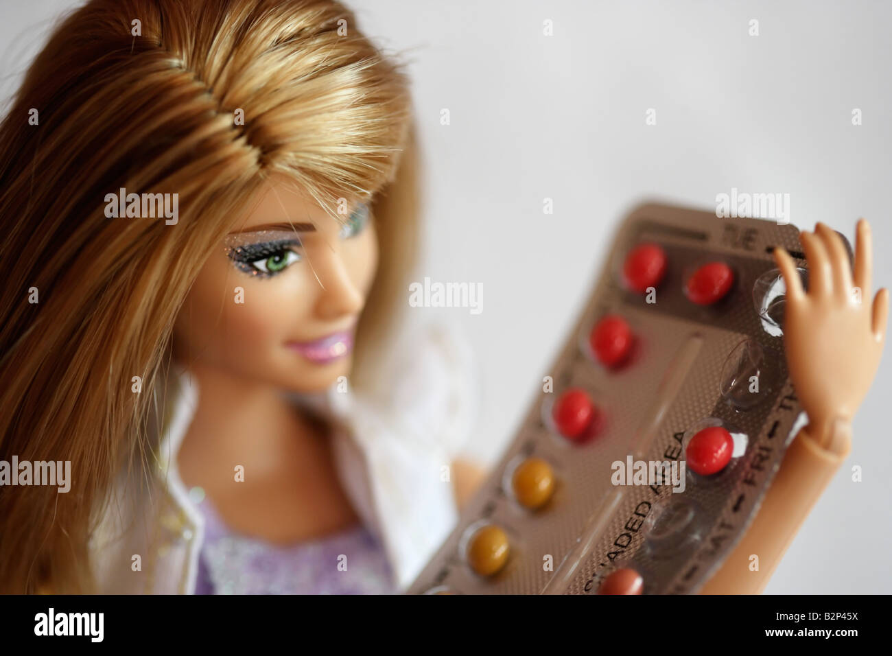Poupée Barbie de série. Barbie prend la pilule contraceptive et rate un jour Banque D'Images