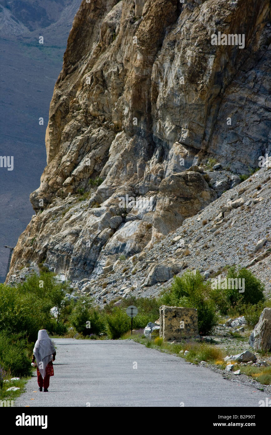 Femme Wakhi sur la Karakoram Highway dans les régions du nord du Pakistan Passu Banque D'Images