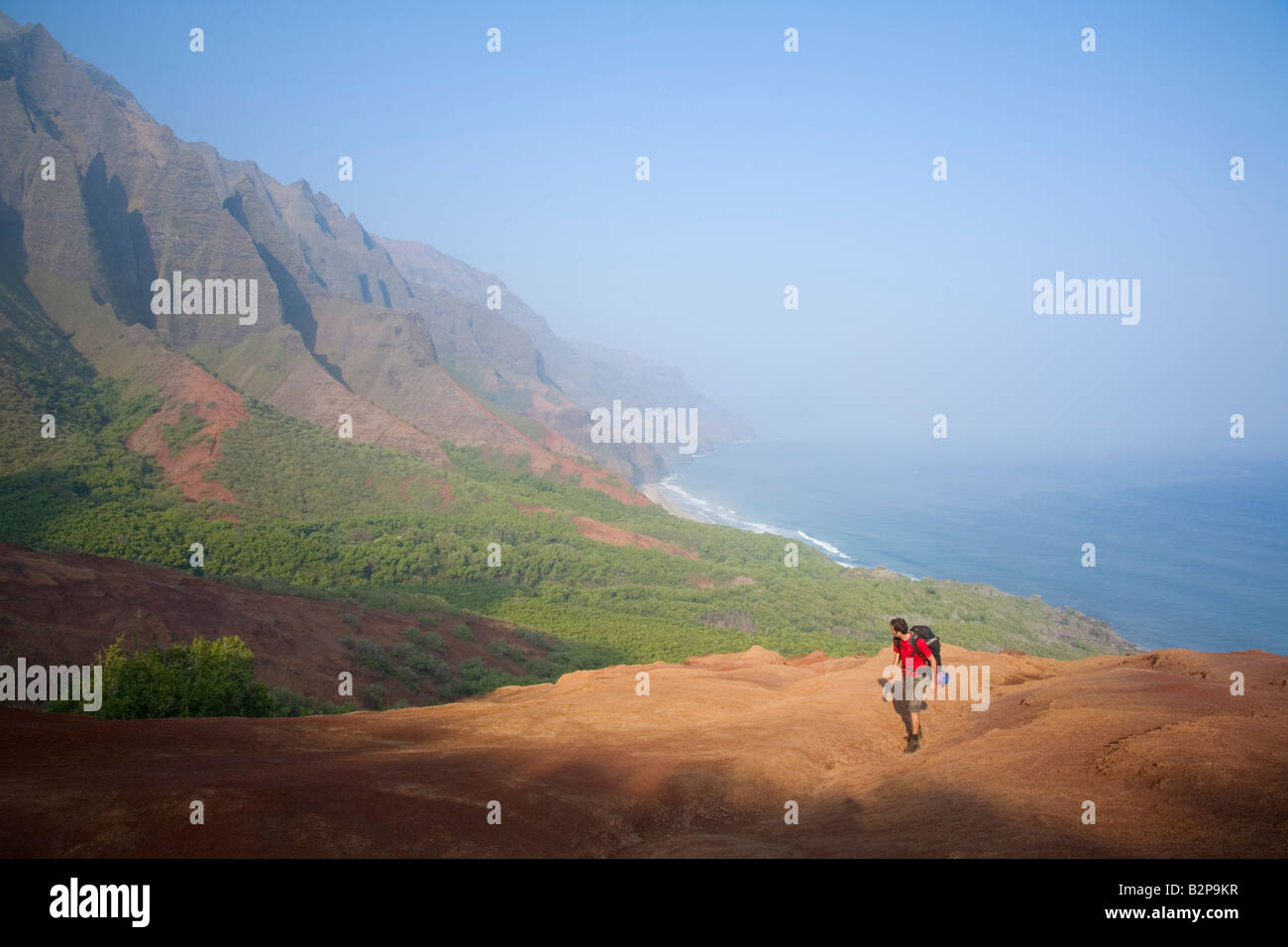 Randonneur sur la côte de Na Pali Kalalau Trail State Park Kaua i Hawaii USA Banque D'Images