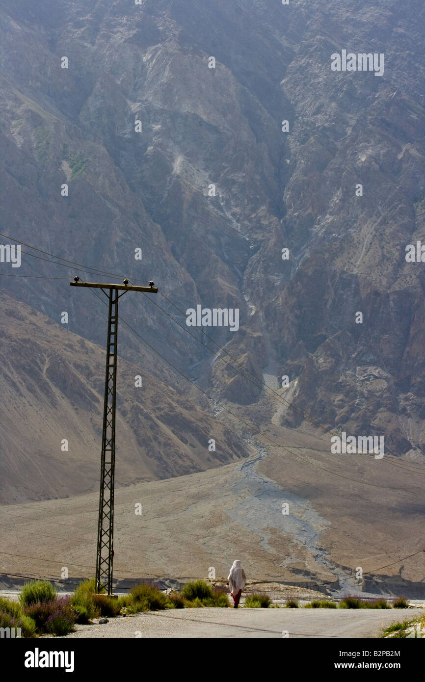 Femme Wakhi sur la Karakoram Highway dans les régions du nord du Pakistan Passu Banque D'Images