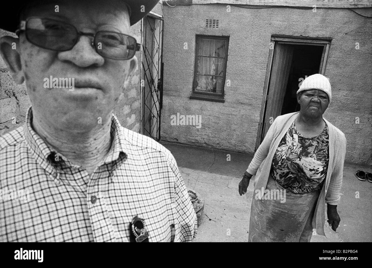 Un homme souffrant d'albinisme se trouve à côté de sa mère dans un canton appelé thabong en Afrique du Sud Banque D'Images