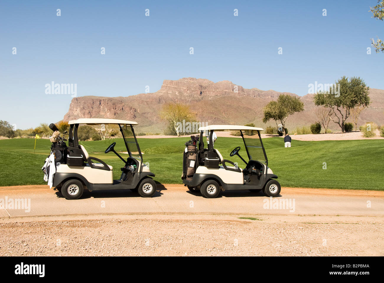 Un parcours de golf panoramique avec deux voiturettes de golf pendant une chaude journée d'été Banque D'Images