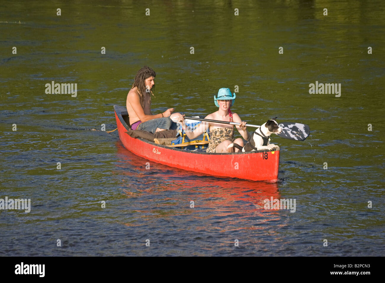 L'homme et la femme avec chien rouge Pagaie canoë canadien Wye UK Banque D'Images