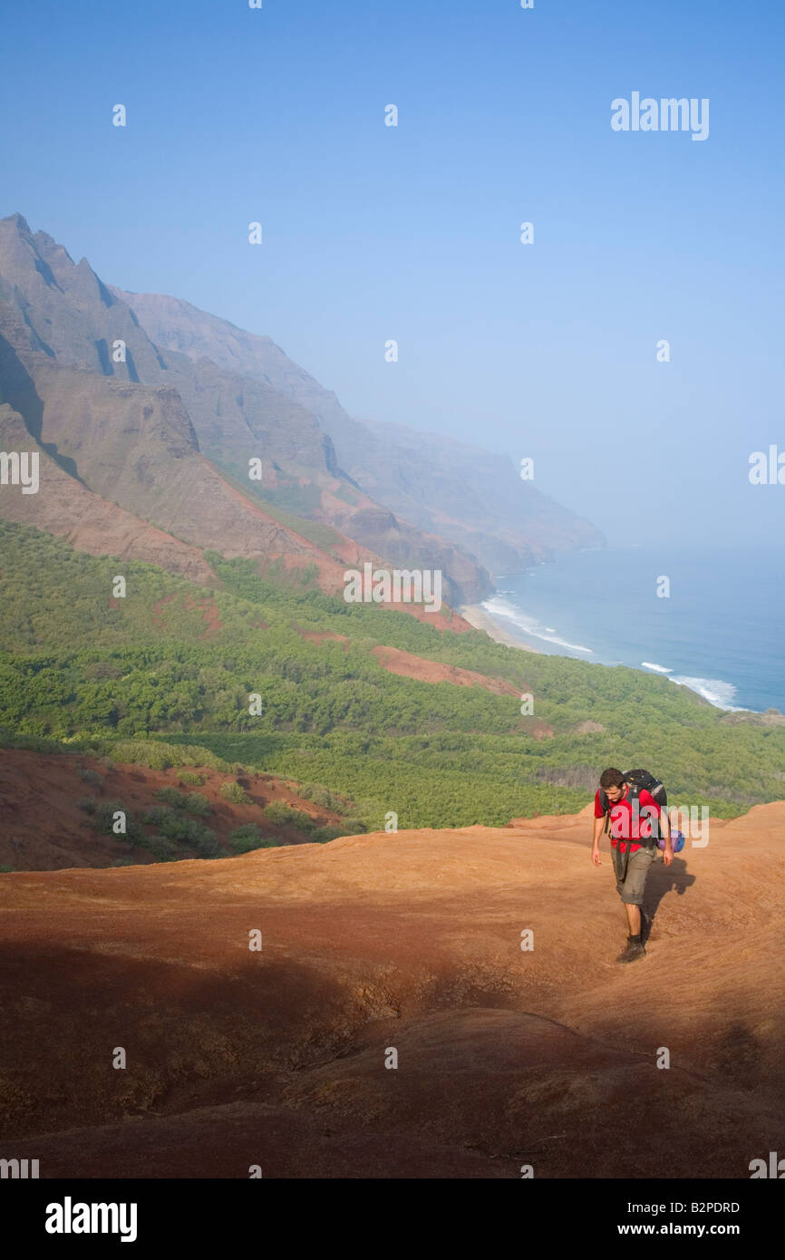 Randonneur sur la côte de Na Pali Kalalau Trail State Park Kaua i Hawaii USA Banque D'Images