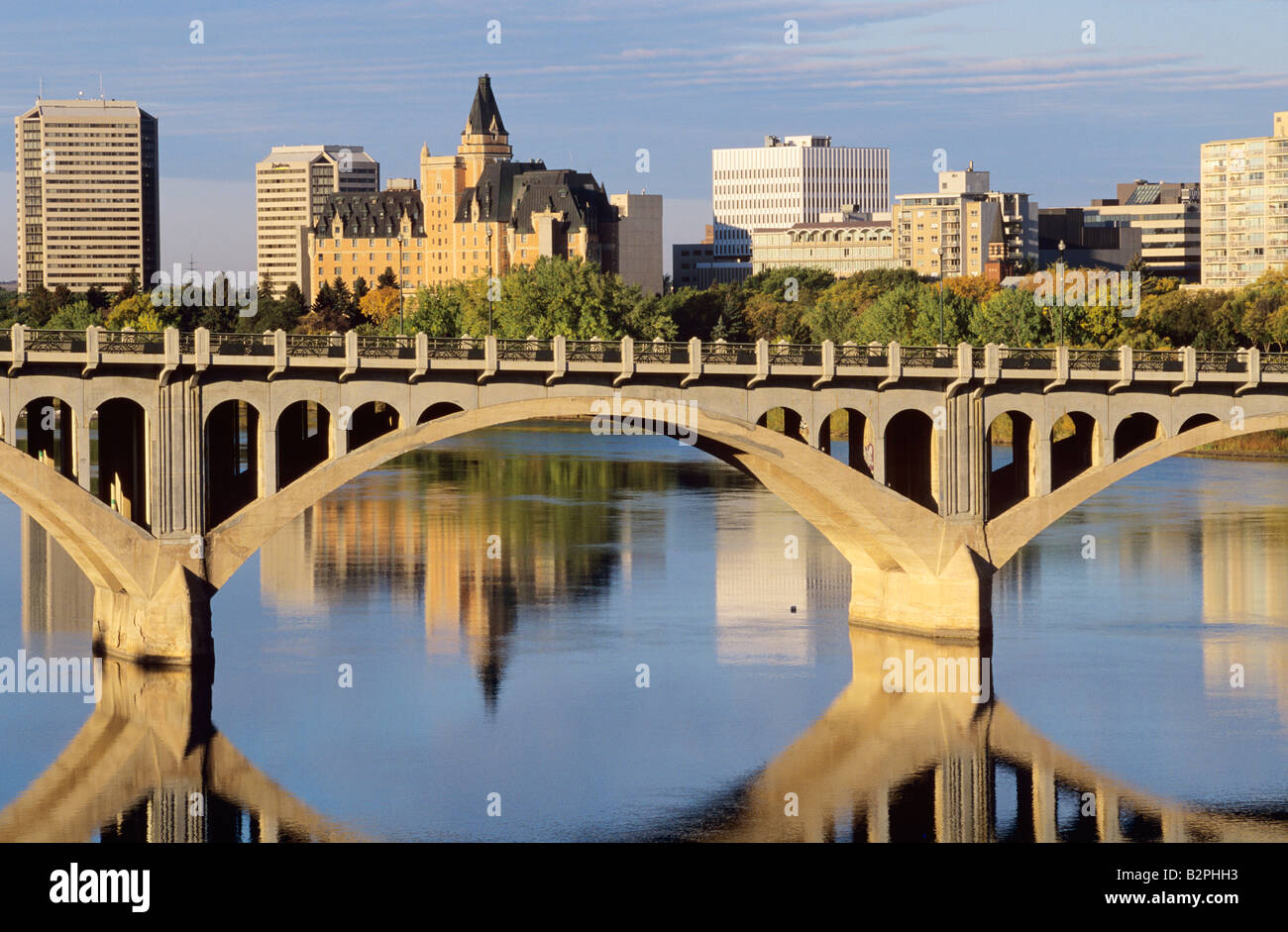 Centre-ville de Saskatoon compte dans la rivière South Saskatchewan Saskatoon Saskatchewan Canada Banque D'Images