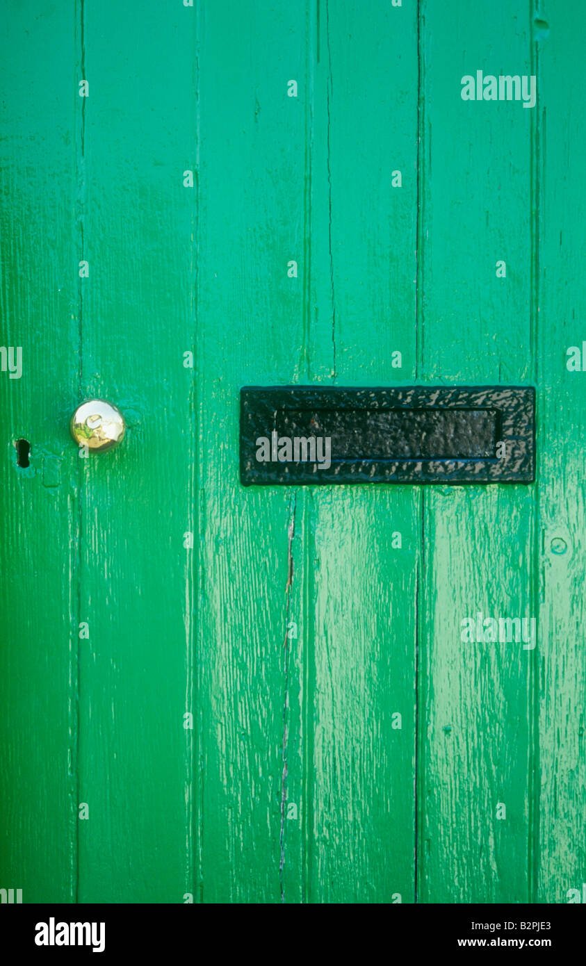 Porte avant en bois peint de couleur vert émeraude avec poignée en laiton peint noir letterbox et serrure Banque D'Images
