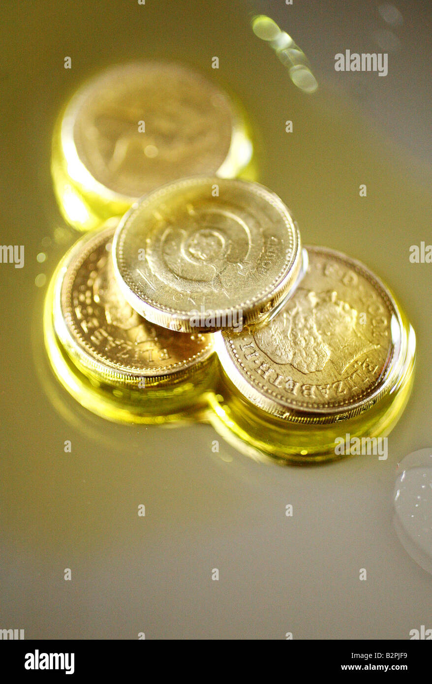 British pound coins sont immergés dans l'huile. Banque D'Images