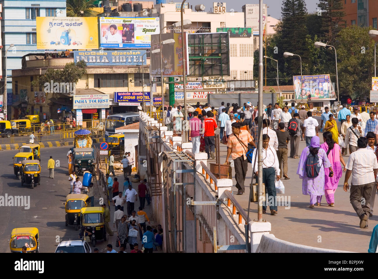 La circulation à proximité de la gare, Bengaluru (Bangalore), Karnataka, en Inde du Sud Banque D'Images