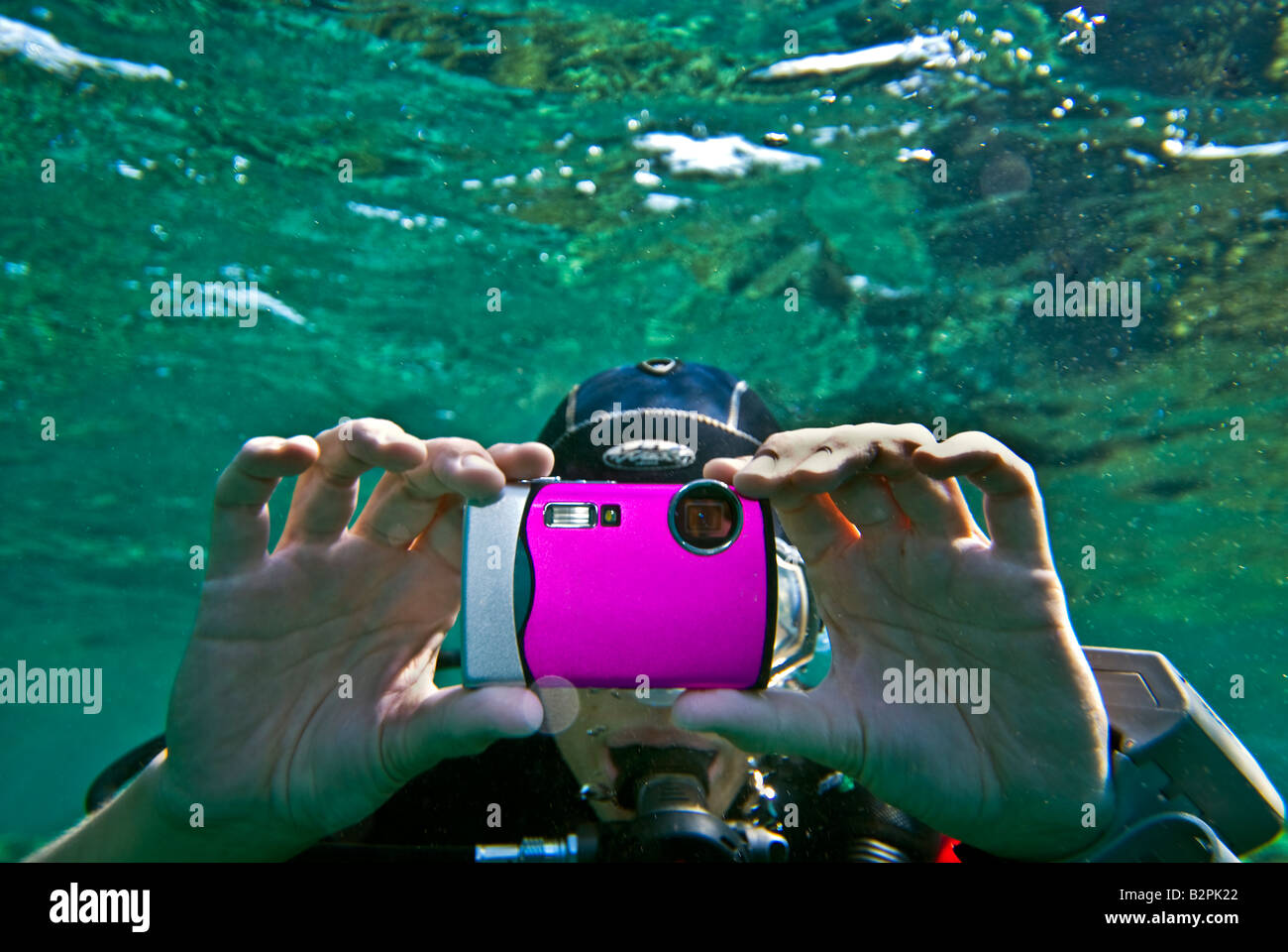 Fille femme elle PLONGEUR-photographe prendre des photos appareil photo compact petite plongée plongeur serré rose lilas lila purple silver Banque D'Images