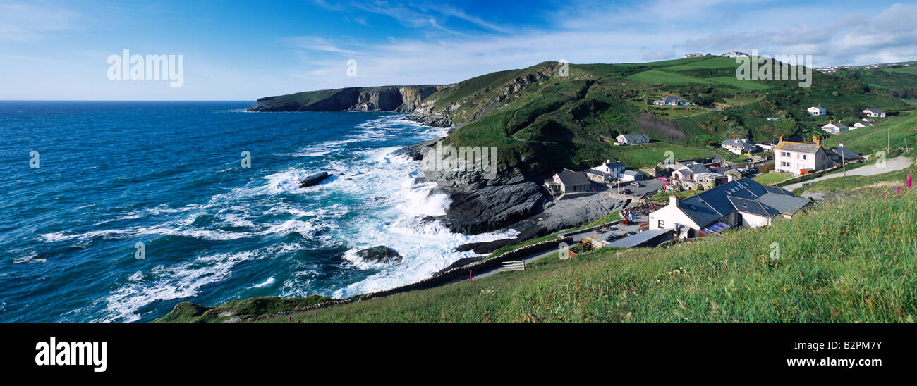 Trebarwith Strand et Penhallic point sur la côte nord de Cornwall, Cornouailles, Angleterre Banque D'Images