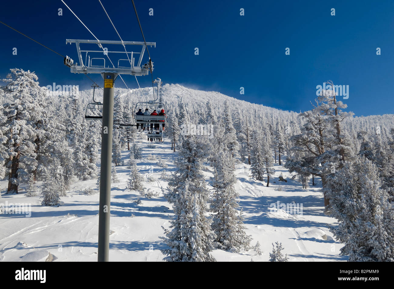 Les skieurs sont équitation ascenseur sur une journée très froide à l'une des stations de ski du Lac Tahoe Sierra Nevada USA Banque D'Images