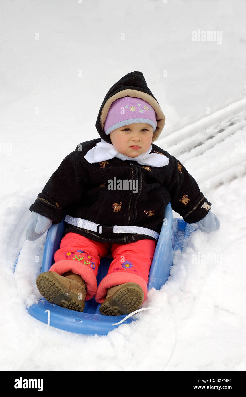 Un Bebe Fille Abasourdi Par Son Premier Tour Dans Une Neige Sur Un Traineau Traineau Photo Stock Alamy