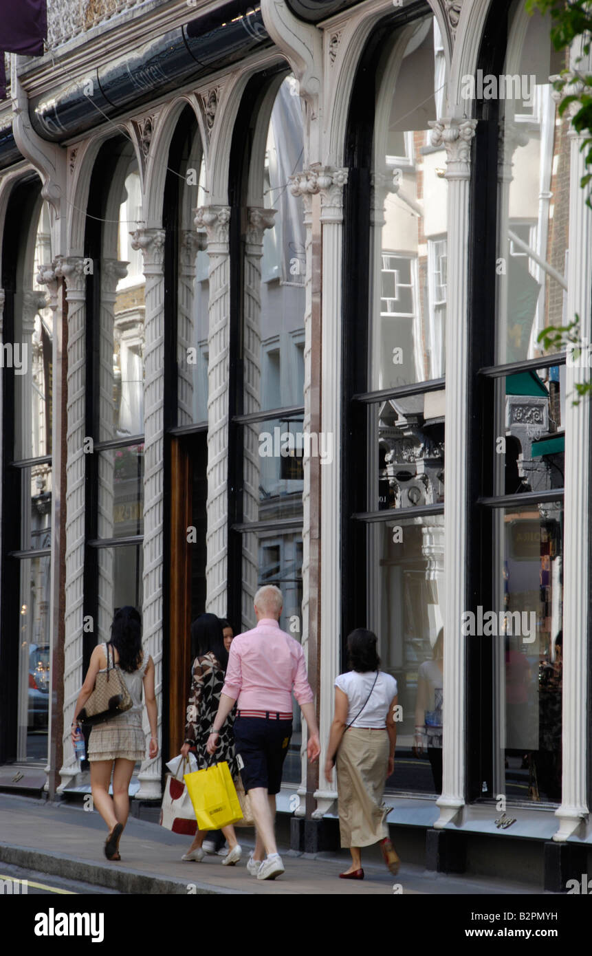 Les touristes étrangers passant chez Asprey jewellers à New Bond Street London England Banque D'Images