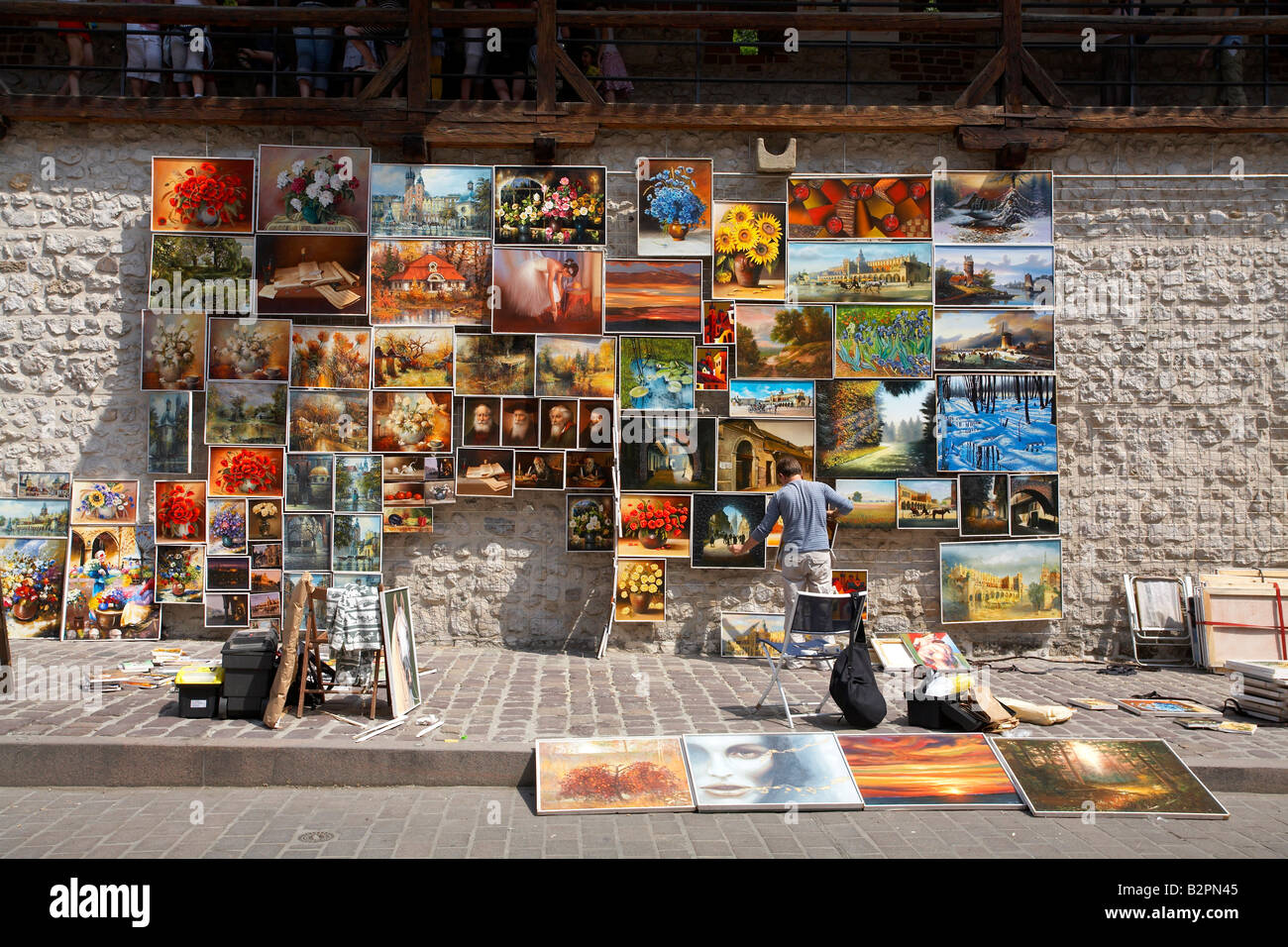 Région de Malopolska Pologne Cracovie oil paintings accroché sur le mur de la vieille ville près de Florian Gate Banque D'Images