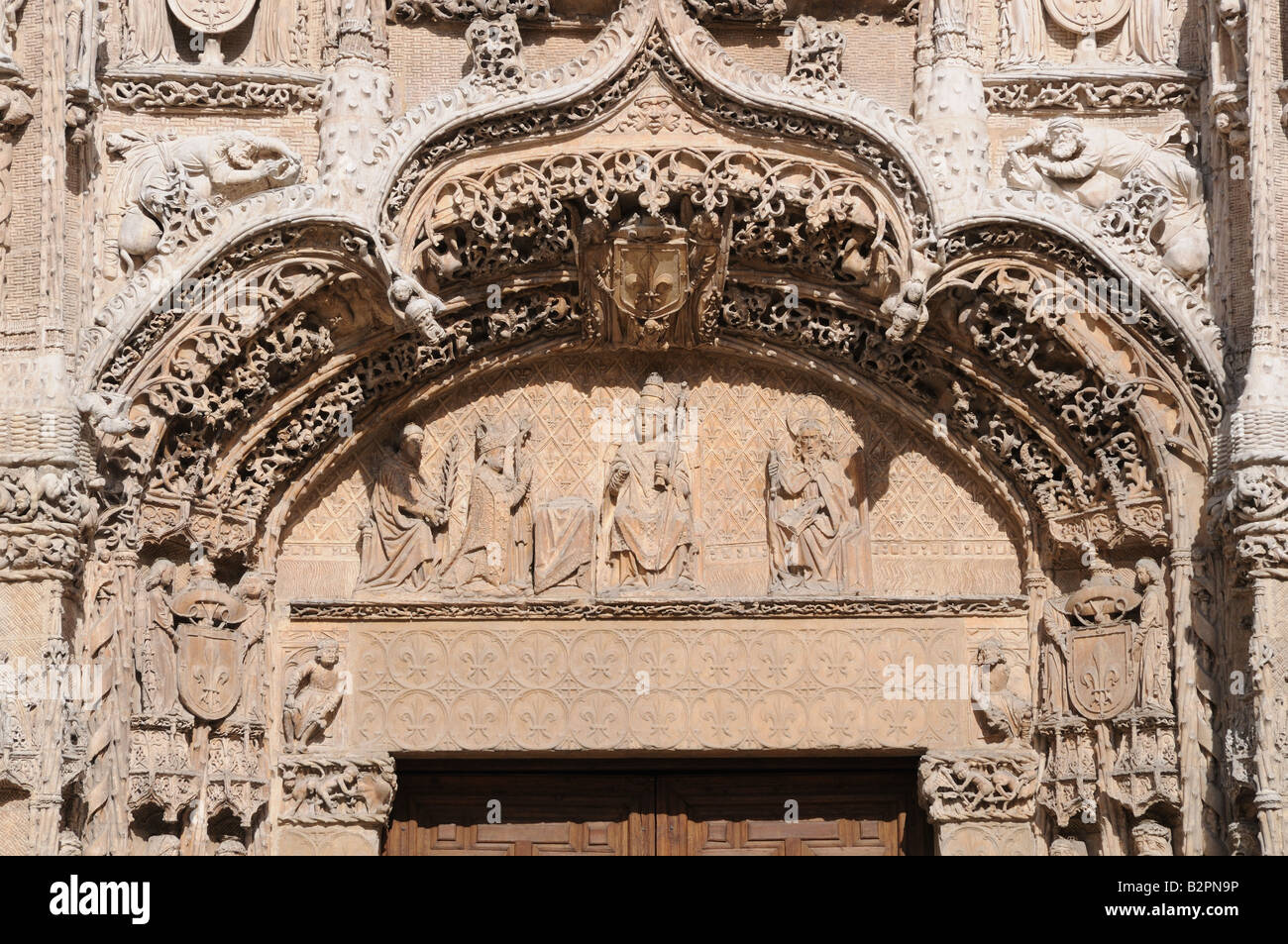 Belle sculpture sur pierre complexe protection thermique au-dessus de l'entrée de Colegio de San Gregorio Valladolid Espagne Banque D'Images