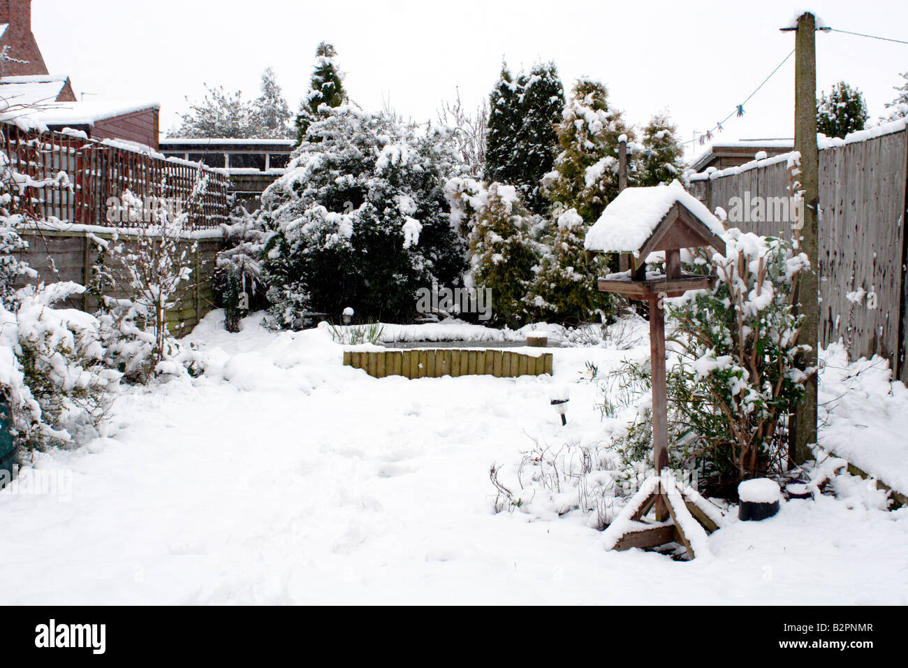 Le jardin couvert de neige, UK Banque D'Images