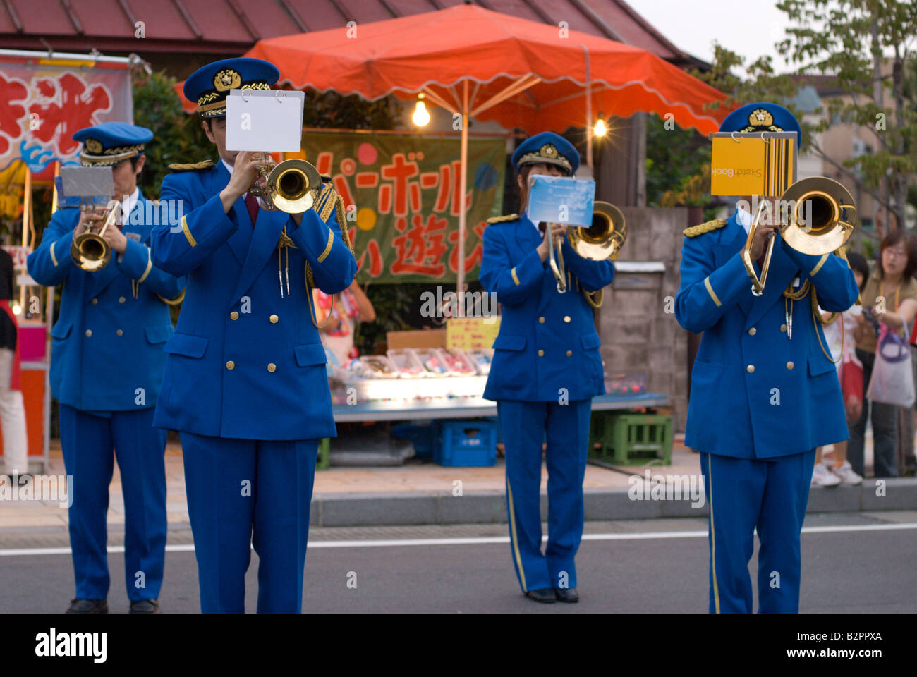 Une fanfare joue en uniforme comme soir fixe au cours de l'été festival 'Yoi Matsuri' Shimosuwa. Banque D'Images