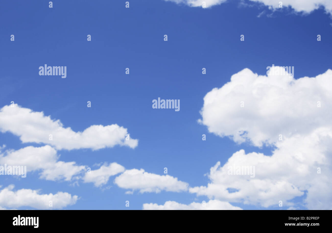 Blue cloudy sky sur sunny day Banque D'Images