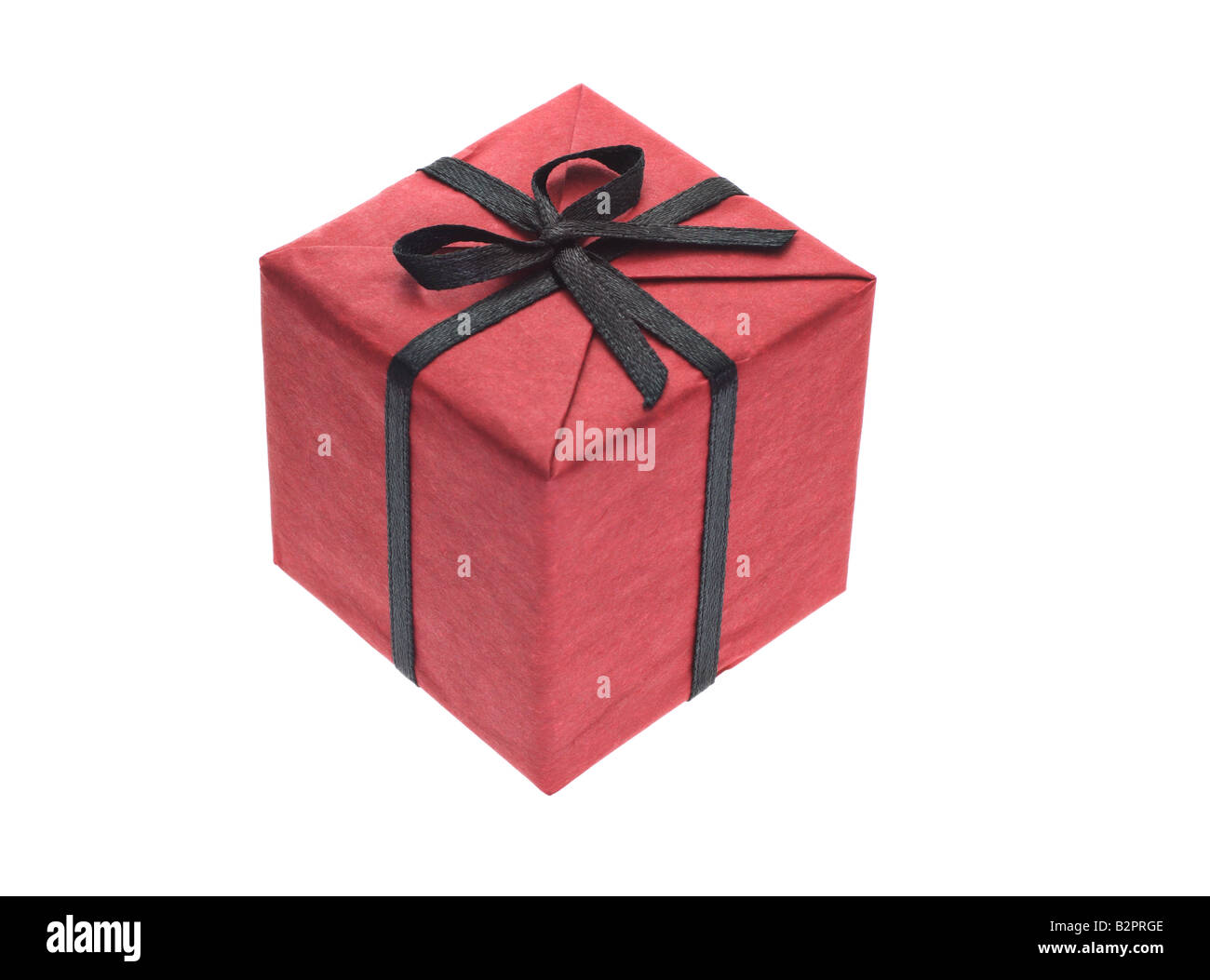 Boîte cadeau rouge avec bow noir ruban sur fond blanc Banque D'Images