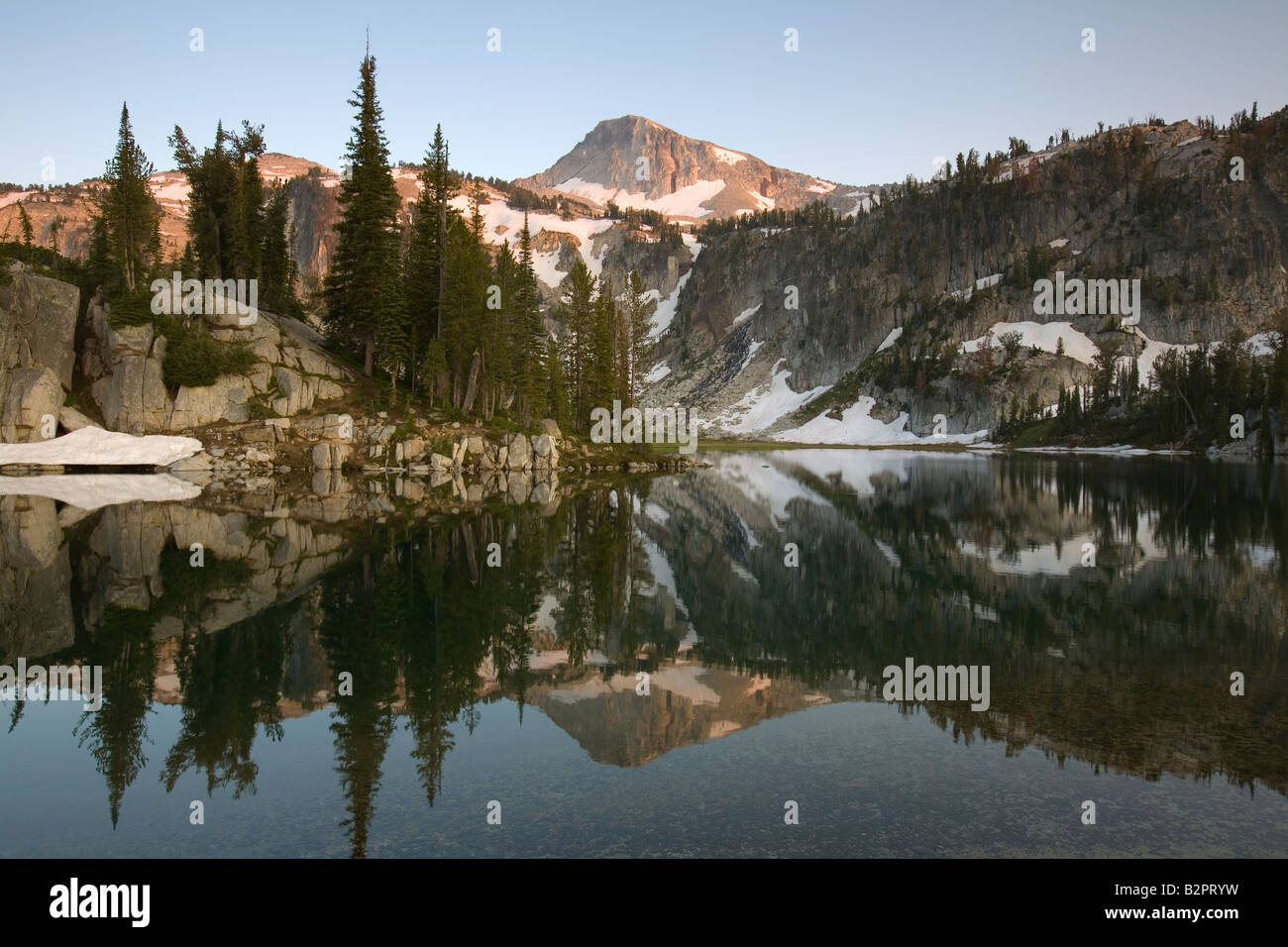 Mirror Lake, Eagle Cap Désert, Cap de l'Aigle, crête des montagnes Wallowa, Oregon, United States, coucher de soleil, horizontal Banque D'Images