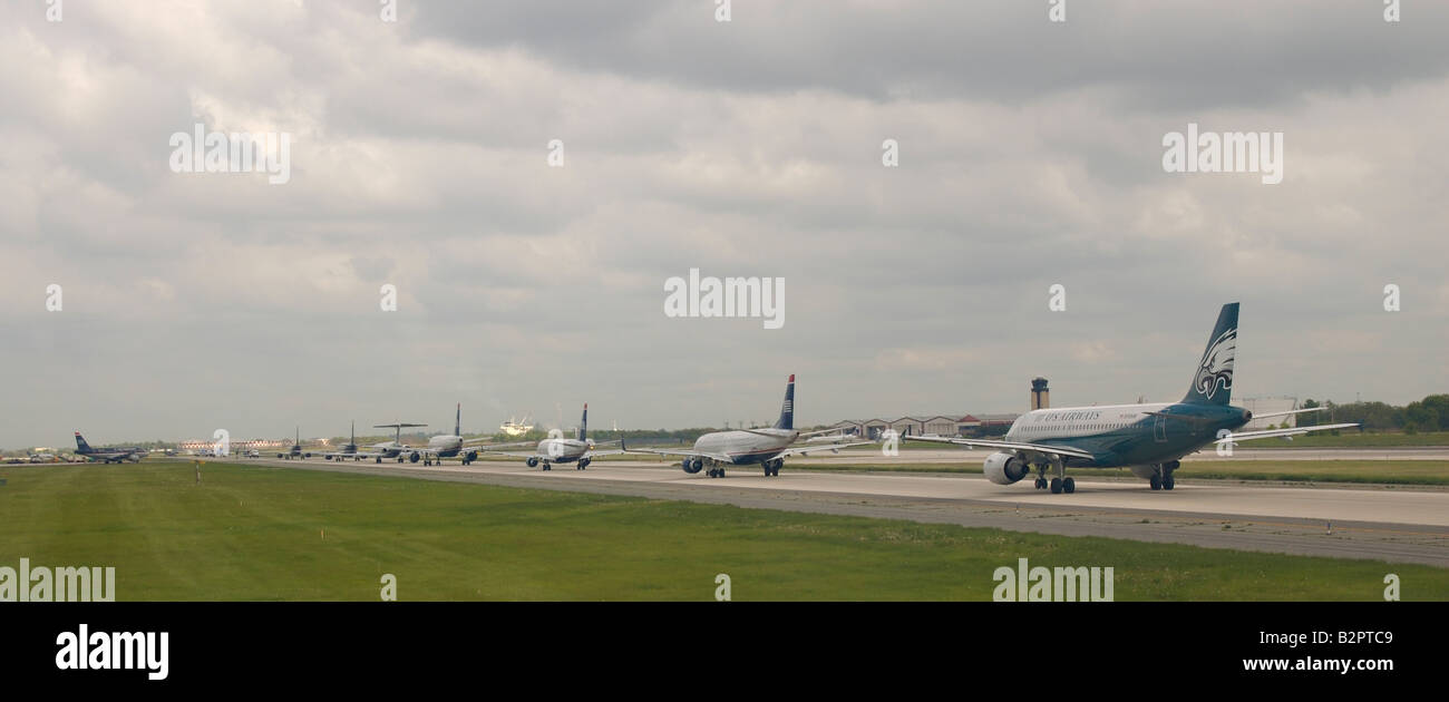 Une ligne d'avions prêts à décoller en Philadelphia Airport Banque D'Images