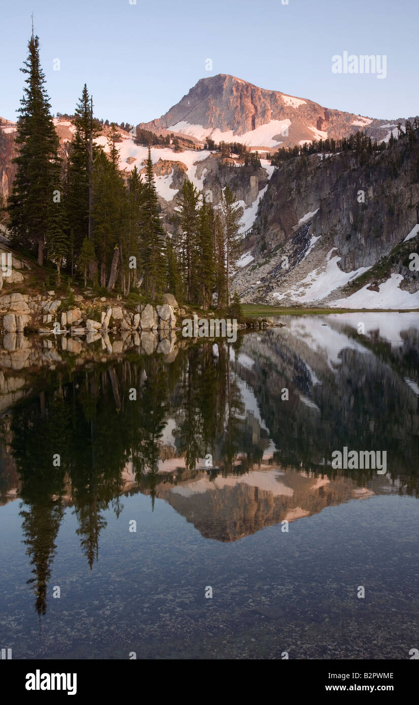 Mirror Lake, Eagle Cap Désert, Cap de l'Aigle, crête des montagnes Wallowa, Oregon, United States, coucher de soleil, vertical Banque D'Images