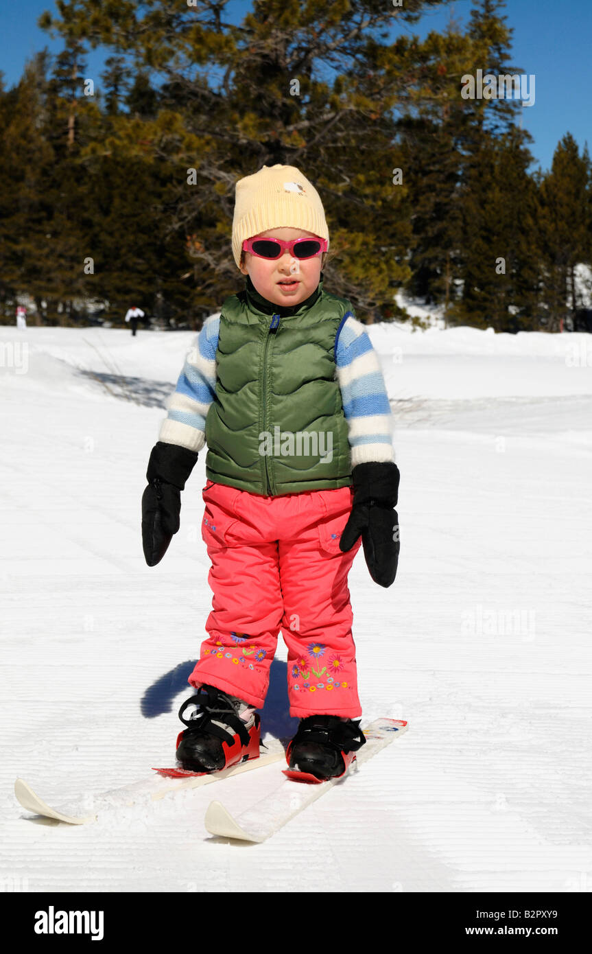 Un bébé fille apprend le ski au lac Tahoe ski dans la Sierra Nevada en Californie Banque D'Images
