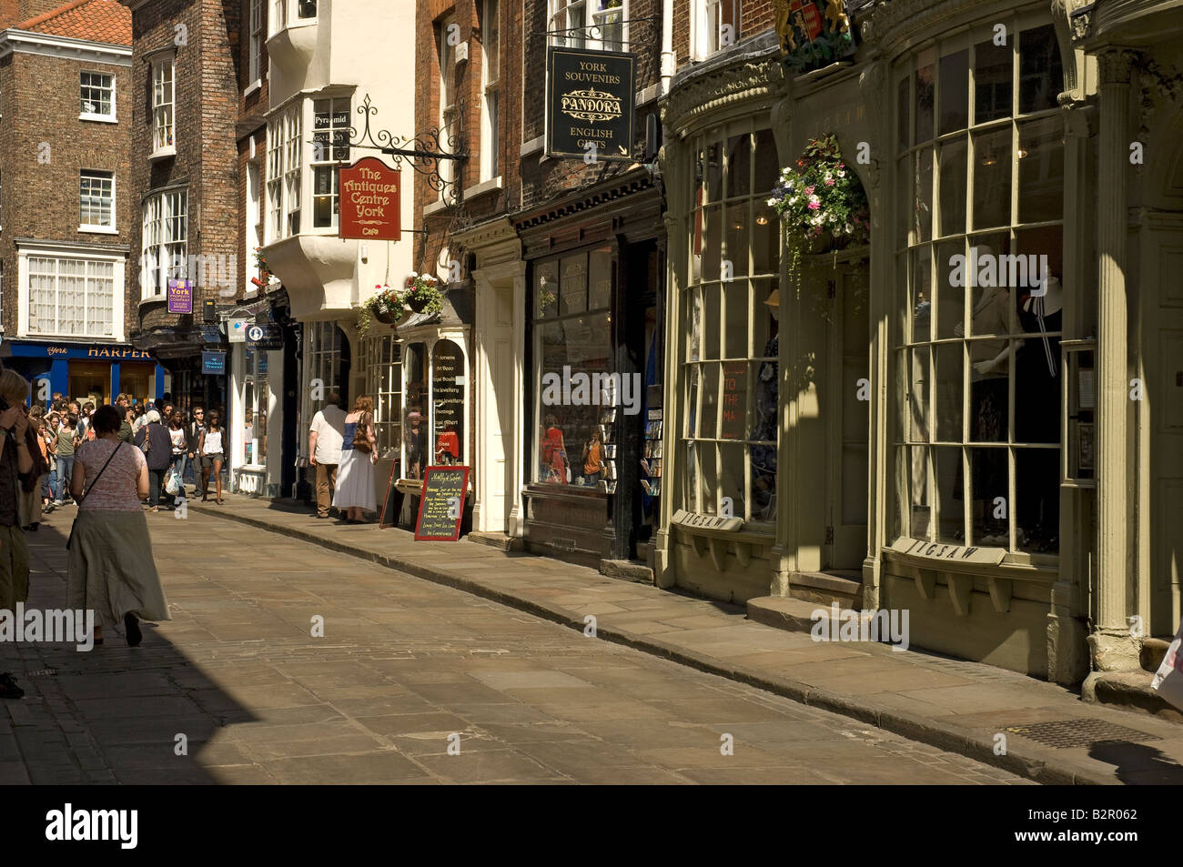 Gens touristes visiteurs dans le centre-ville en été StoneGate York North Yorkshire Angleterre Royaume-Uni GB Grande Grande-Bretagne Banque D'Images