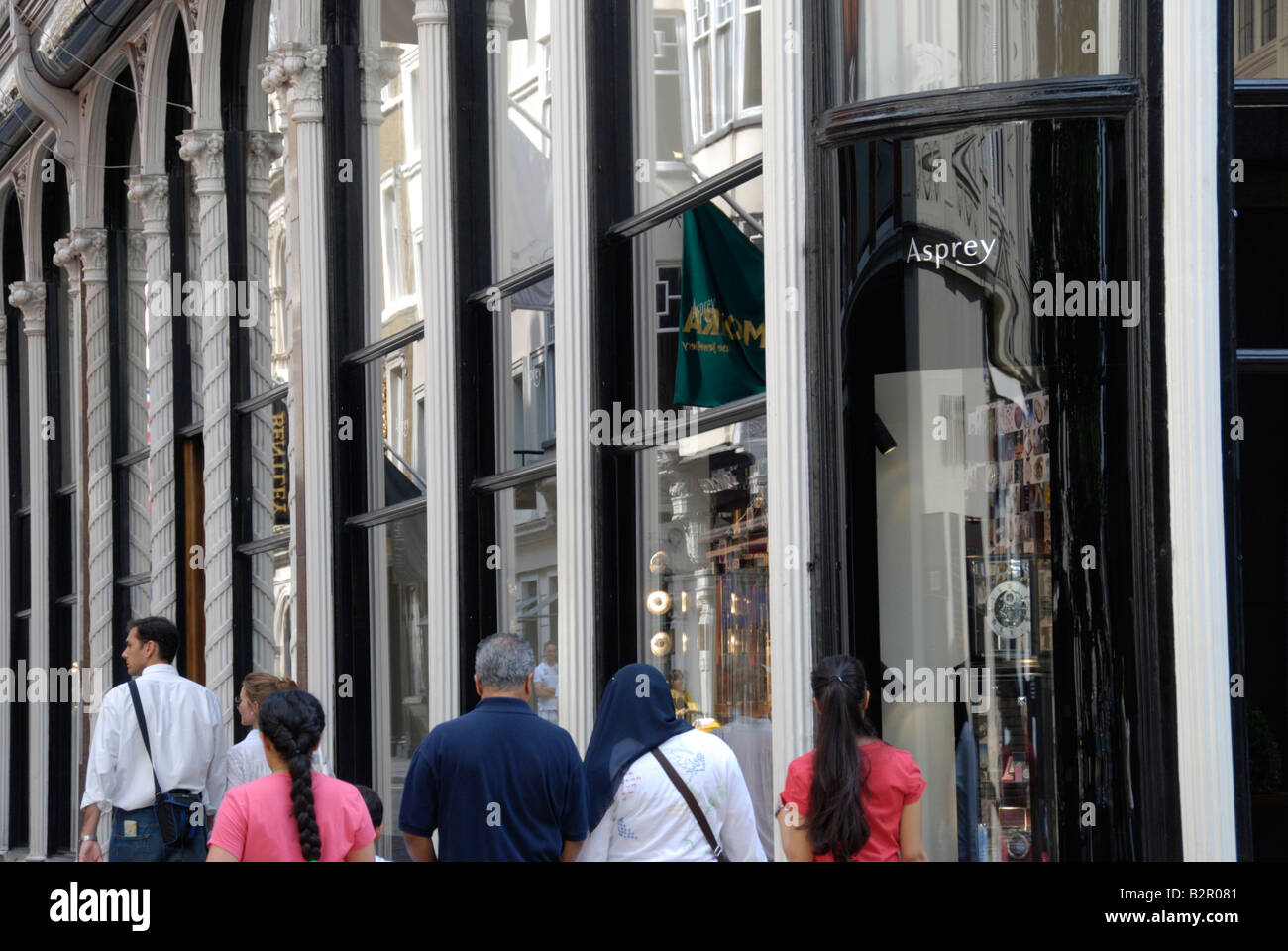 Les touristes étrangers passant chez Asprey jewellers à New Bond Street London England Banque D'Images
