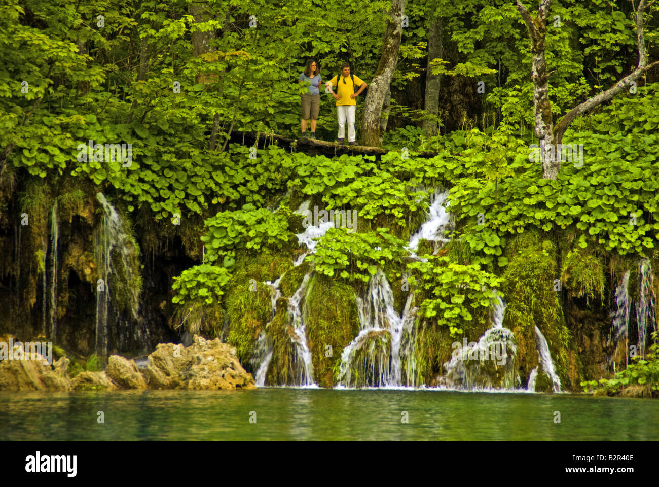 Le parc national des Lacs de Plitvice chutes d'eau entre les lacs avec les visiteurs sur boardwalk Banque D'Images