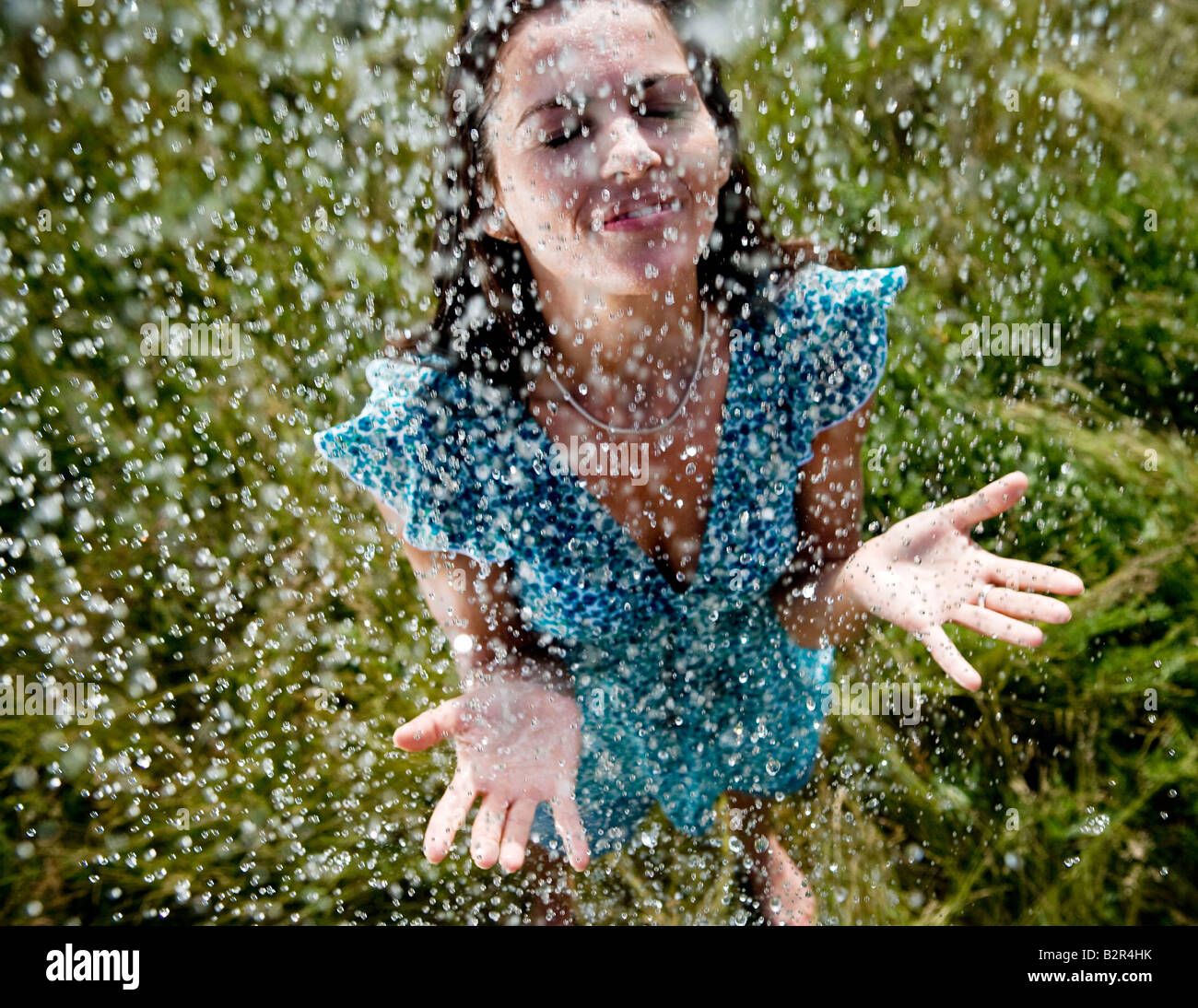 Femme debout dans la pluie Banque D'Images