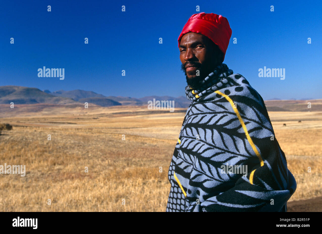 L'homme enveloppé dans une couverture basotho in rural Landscape, portrait,  Lesotho, Afrique Photo Stock - Alamy