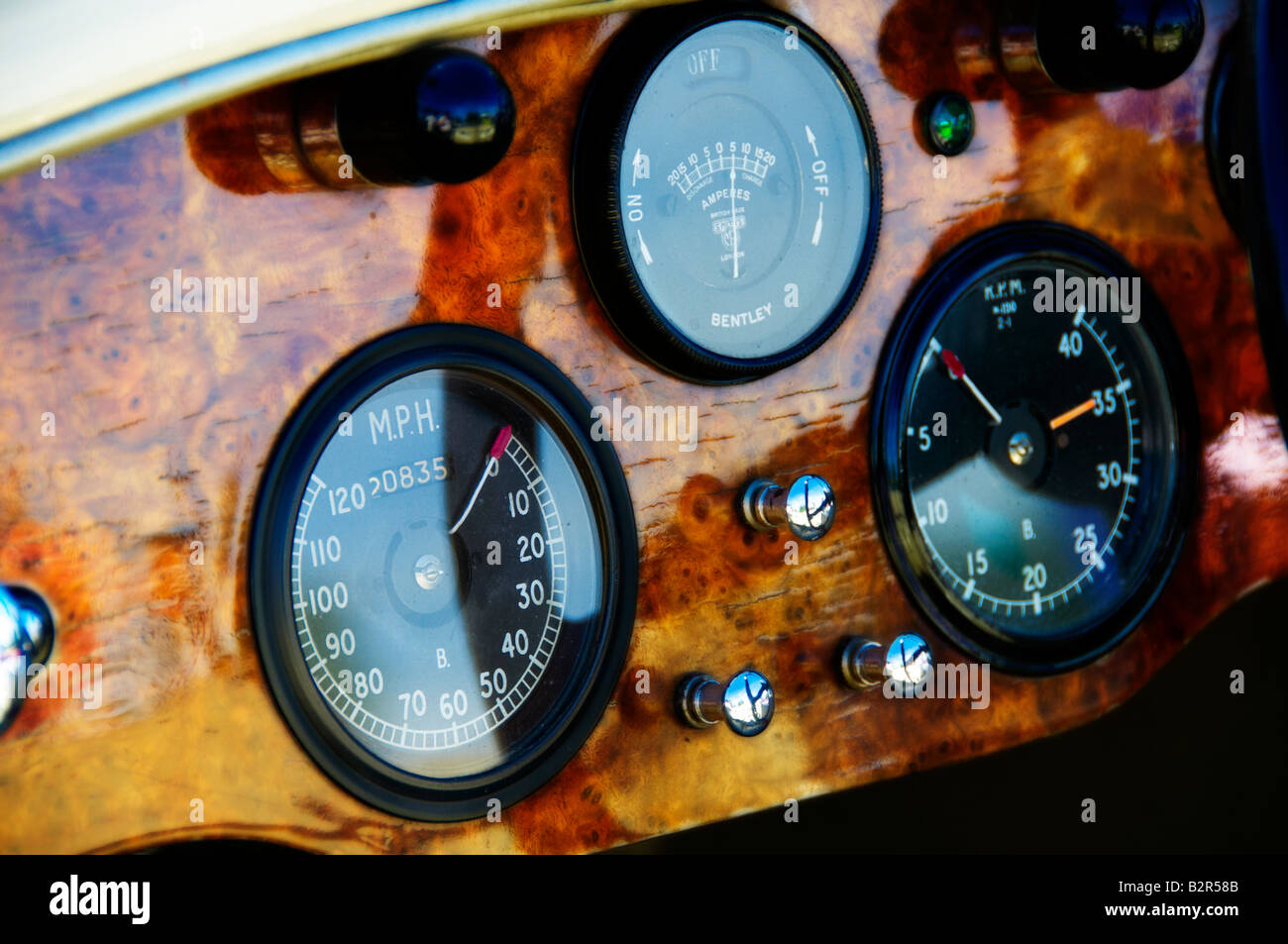 Dans un tableau de bord en bois vintage automobile Bentley Banque D'Images