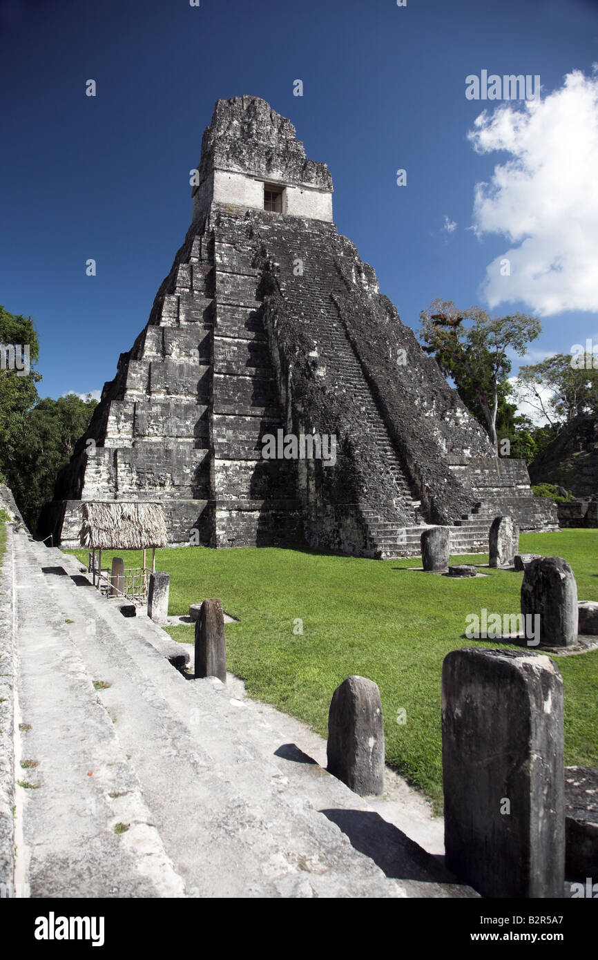 Les ruines et le Temple 1 ou Temple du Jaguar au parc national de Tikal, à proximité de Flores au Guatemala. Banque D'Images