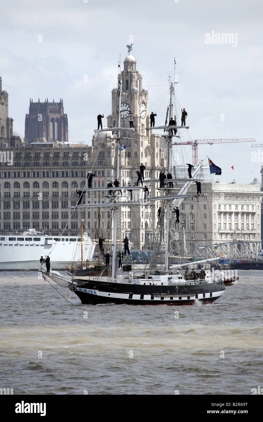 TS passant royaliste Liver Building Mersey Liverpool Tall Ships Banque D'Images