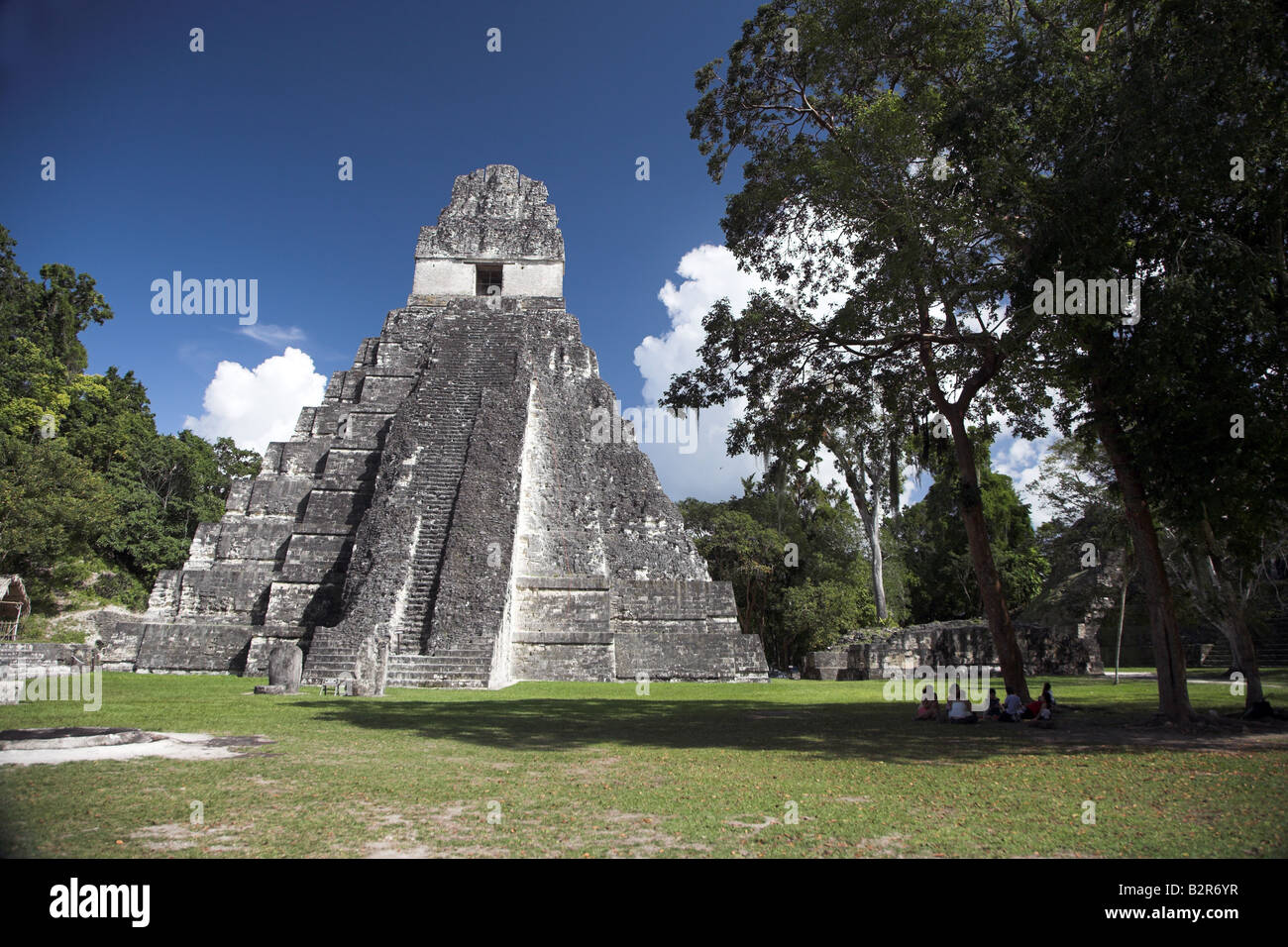 Les ruines et le Temple 1 ou Temple du Jaguar au parc national de Tikal, à proximité de Flores au Guatemala. Banque D'Images