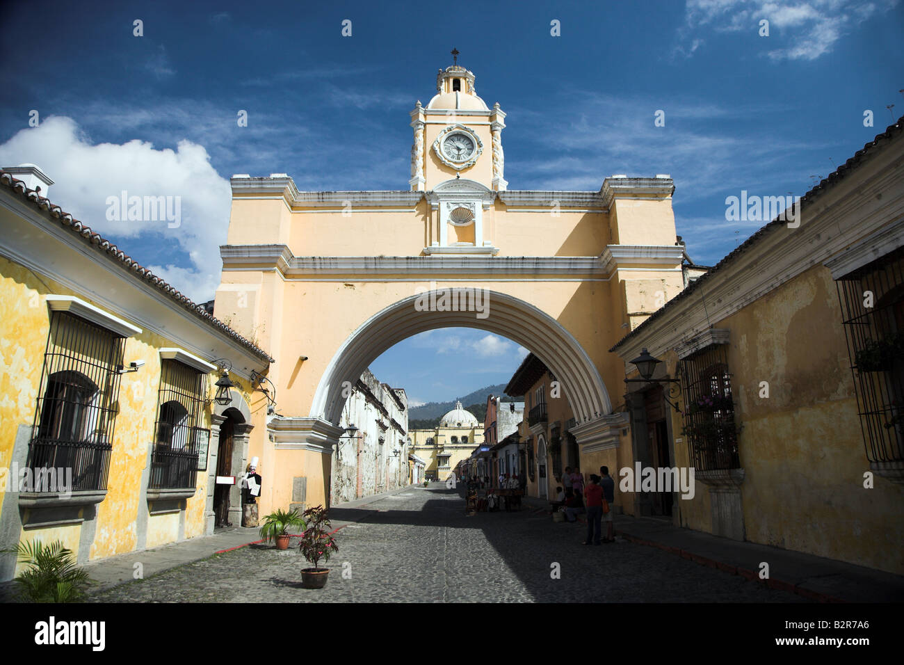 Le Santa Catalina Arch dans la ville coloniale d'Antigua au Guatemala. Banque D'Images
