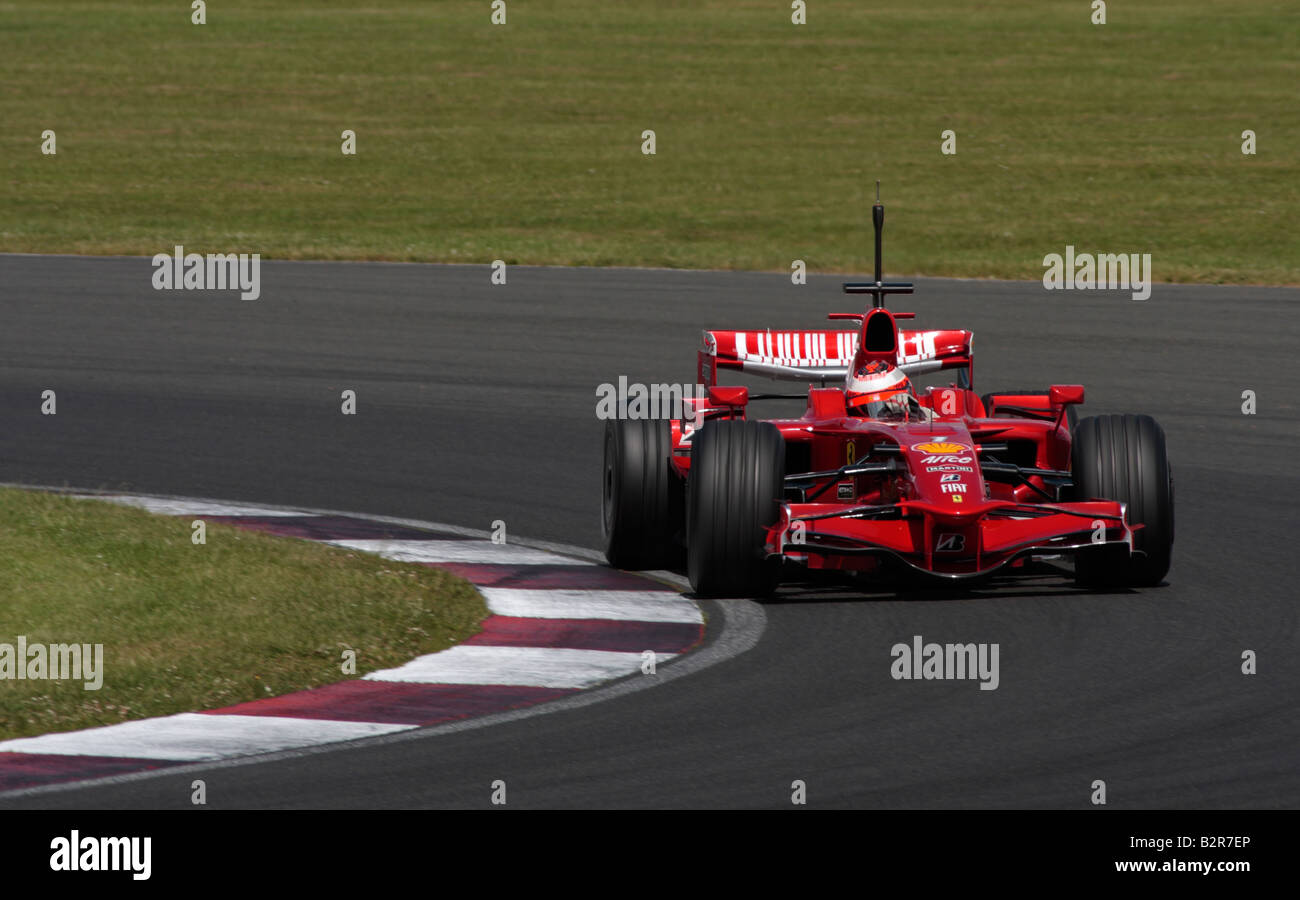 Kimi Räikkönen dans la Scuderia Ferrari F2008 F1 Racing voiture autour d Loughfield, Silverstone UK Banque D'Images