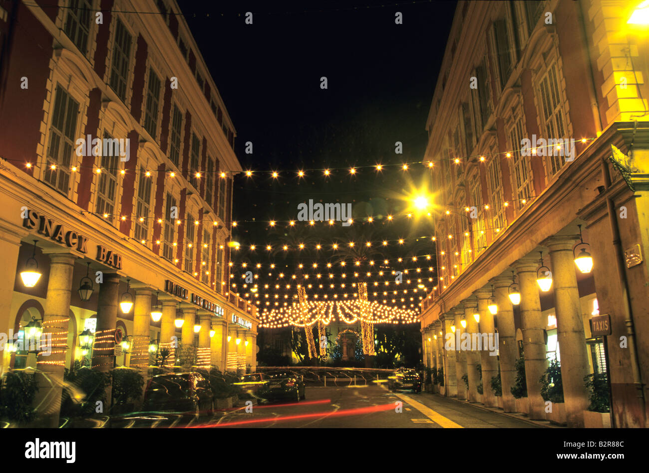 Bâtiment illuminé de Menton Alpes-Maritimes 06 Cote d'azur Paca France Europe Banque D'Images