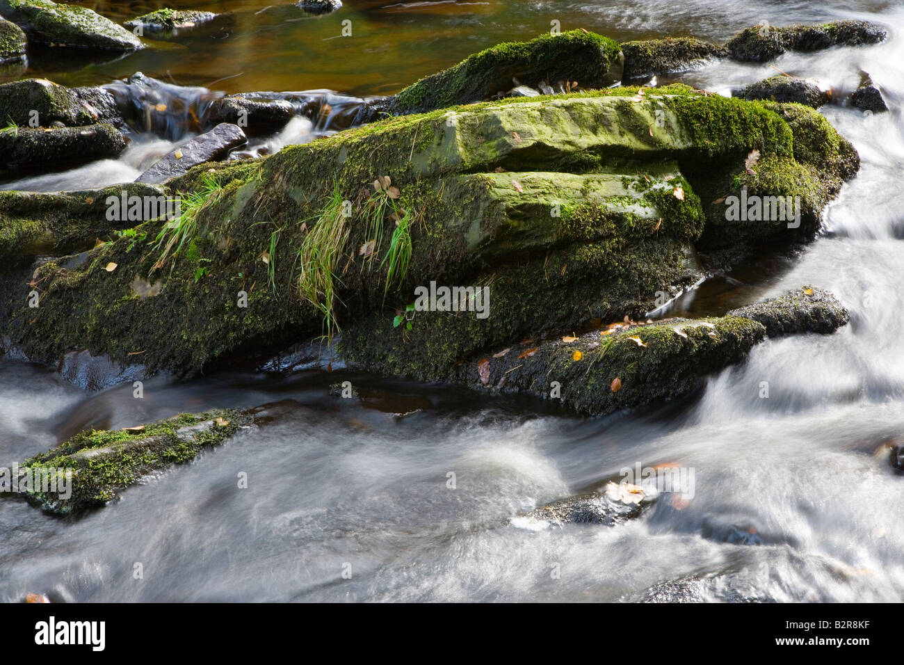 D'eau tourbillonnant autour de roches dans la rivière dans la vallée de Goyt Goyt dans le Peak District, dans le Derbyshire Banque D'Images