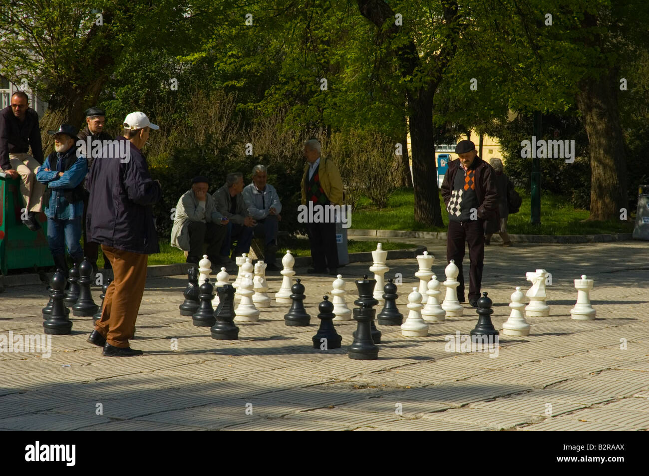 Les hommes jouant aux échecs à Trg Alija Izetbegovica square à Sarajevo Bosnie-Herzégovine Europe Banque D'Images