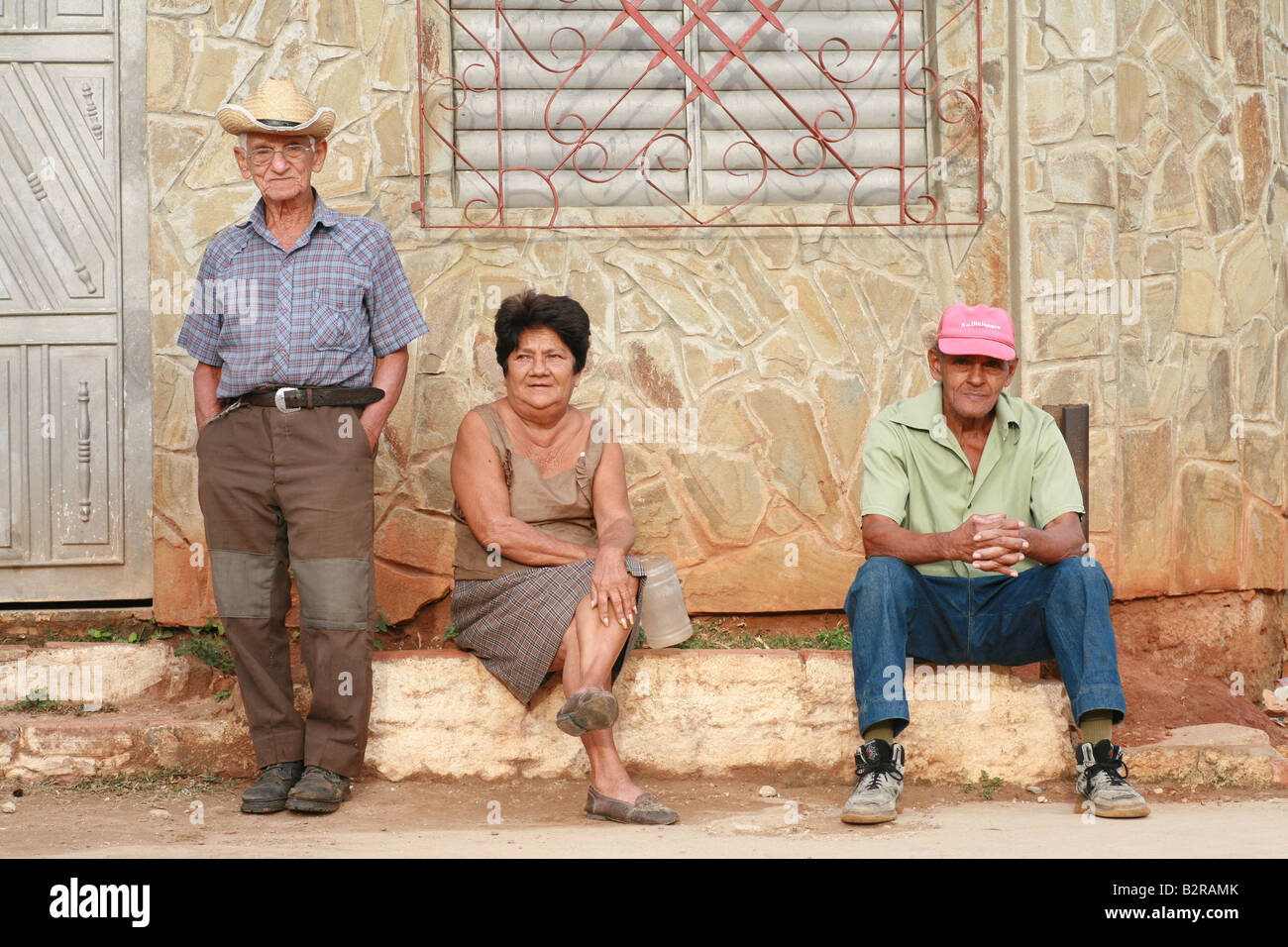 Trois cubains devant un mur Trinité-province de Sancti Spiritus Cuba Amérique Latine Banque D'Images