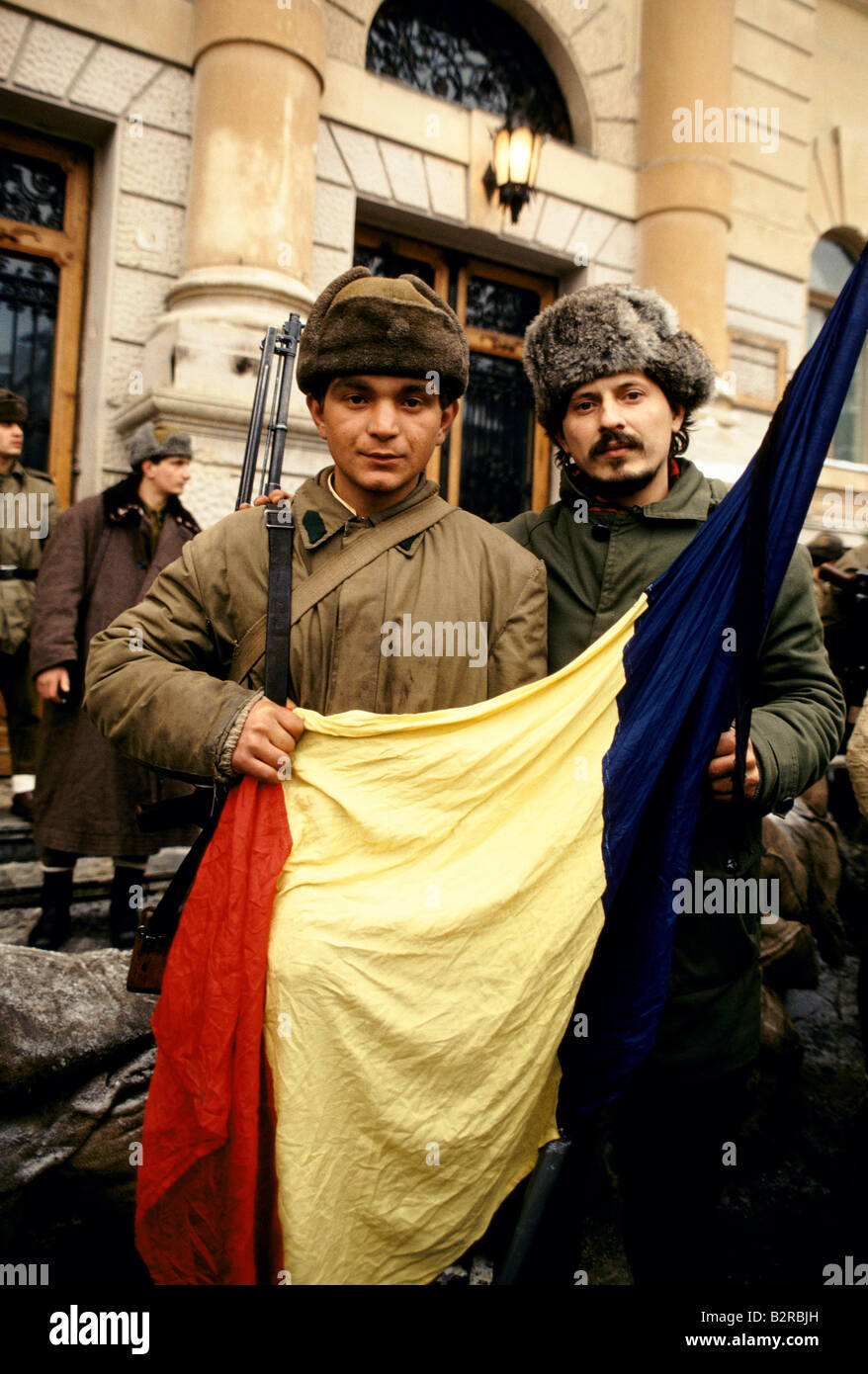 La Roumanie après la révolution, des soldats armés tenant le drapeau roumain garde l'hôtel de ville 1990 la Transylvanie de Brasov Banque D'Images