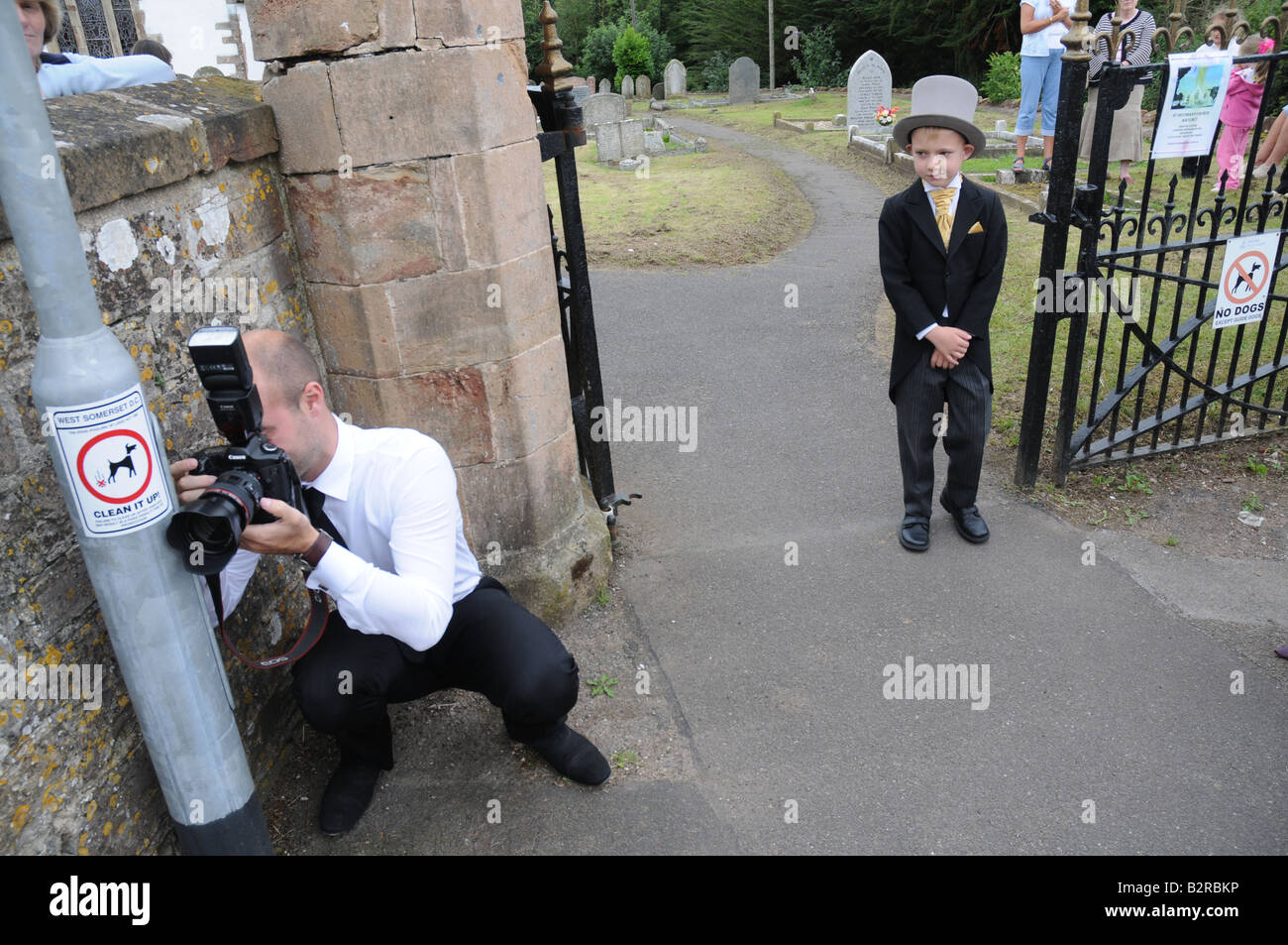 Un photographe de mariage en action vu par une jeune invitée Banque D'Images