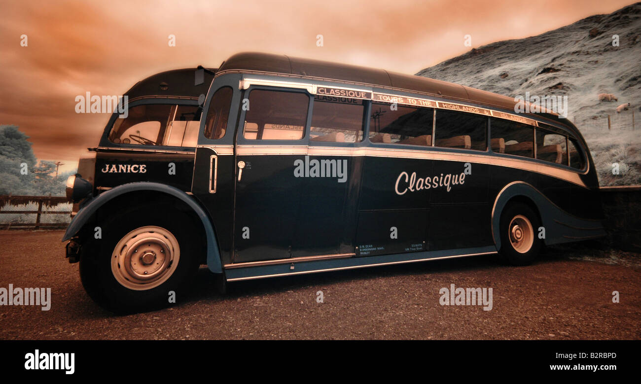 Image infrarouge de Leyland Bus, Isle of Harris, Hébrides, Ecosse, Royaume-Uni Banque D'Images