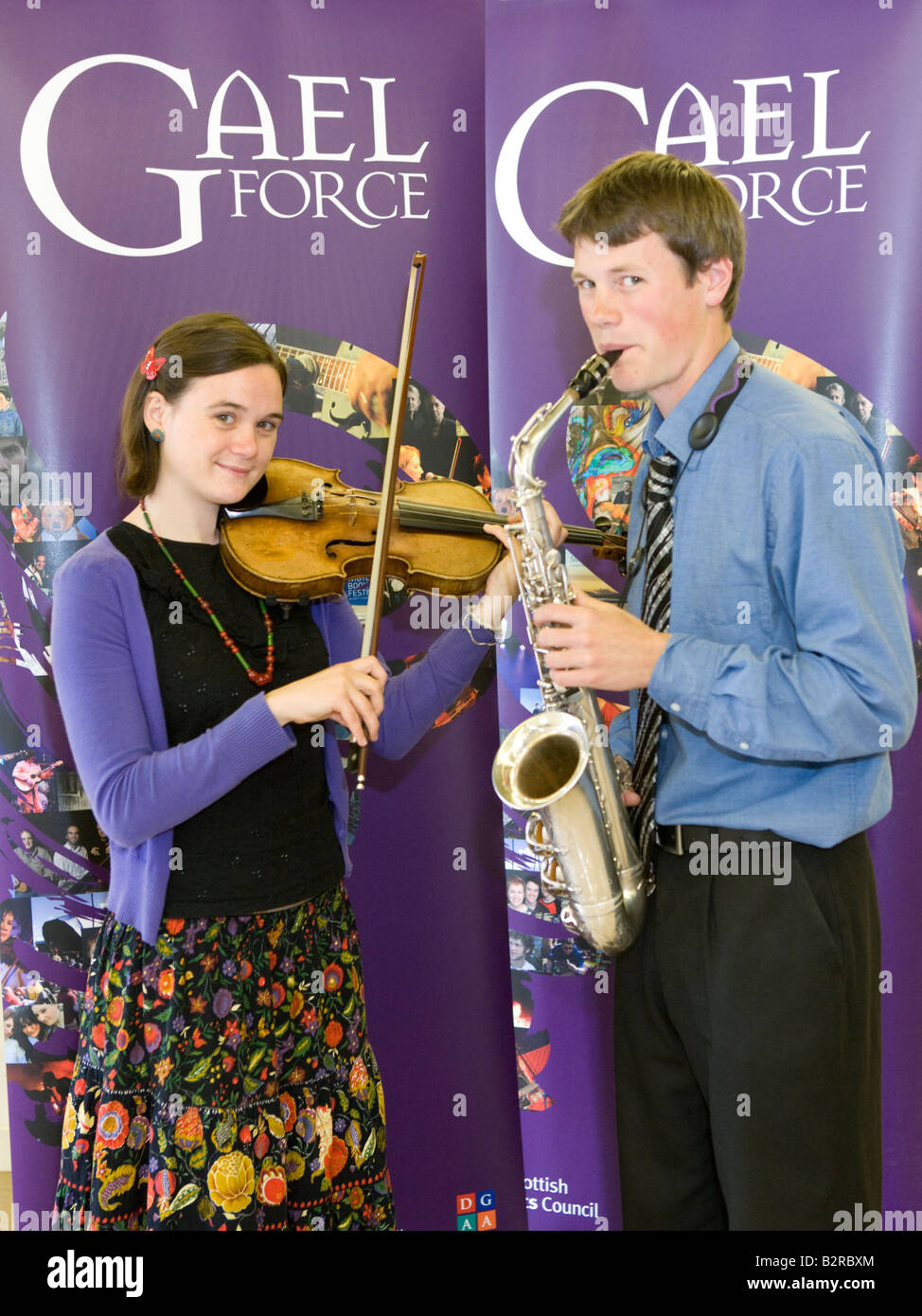 Deux jeunes musiciens lors du lancement officiel de Galeforce 2008 un festival des arts et du divertissement dans la région de Dumfries et Galloway Scotland UK Banque D'Images