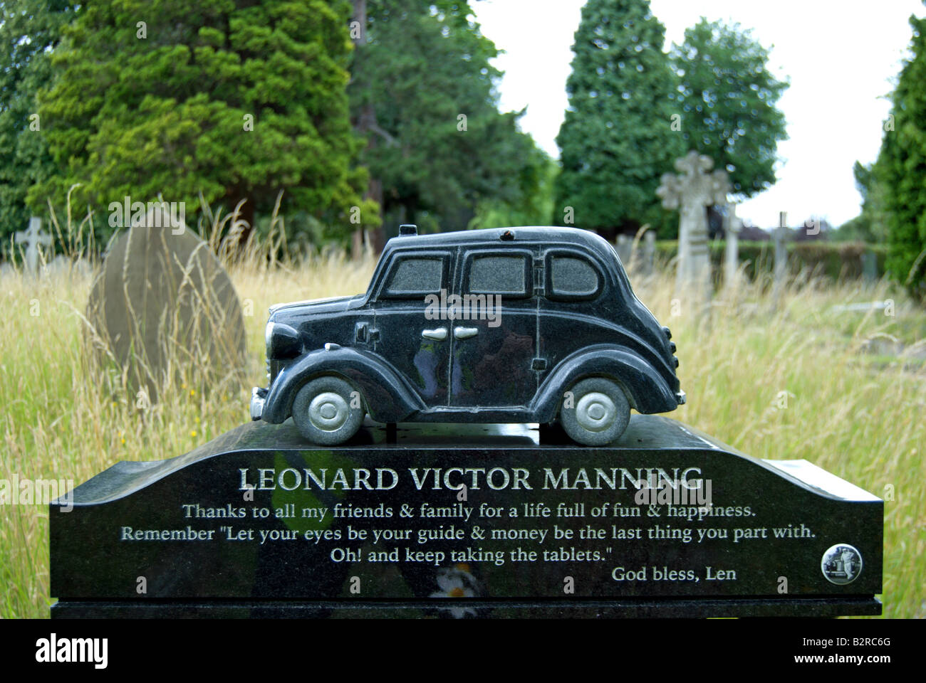 Détail de la pierre tombale de la tombe de leonard victor Manning, un ancien chauffeur de taxi, dans le cimetière de Richmond, Surrey, Angleterre Banque D'Images
