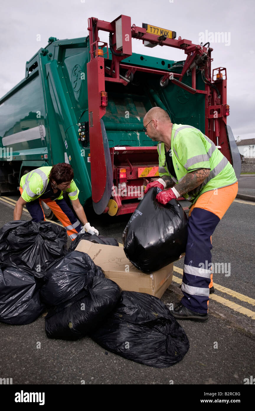 La collecte de déchets dans la rue dans le Royaume-Uni Banque D'Images