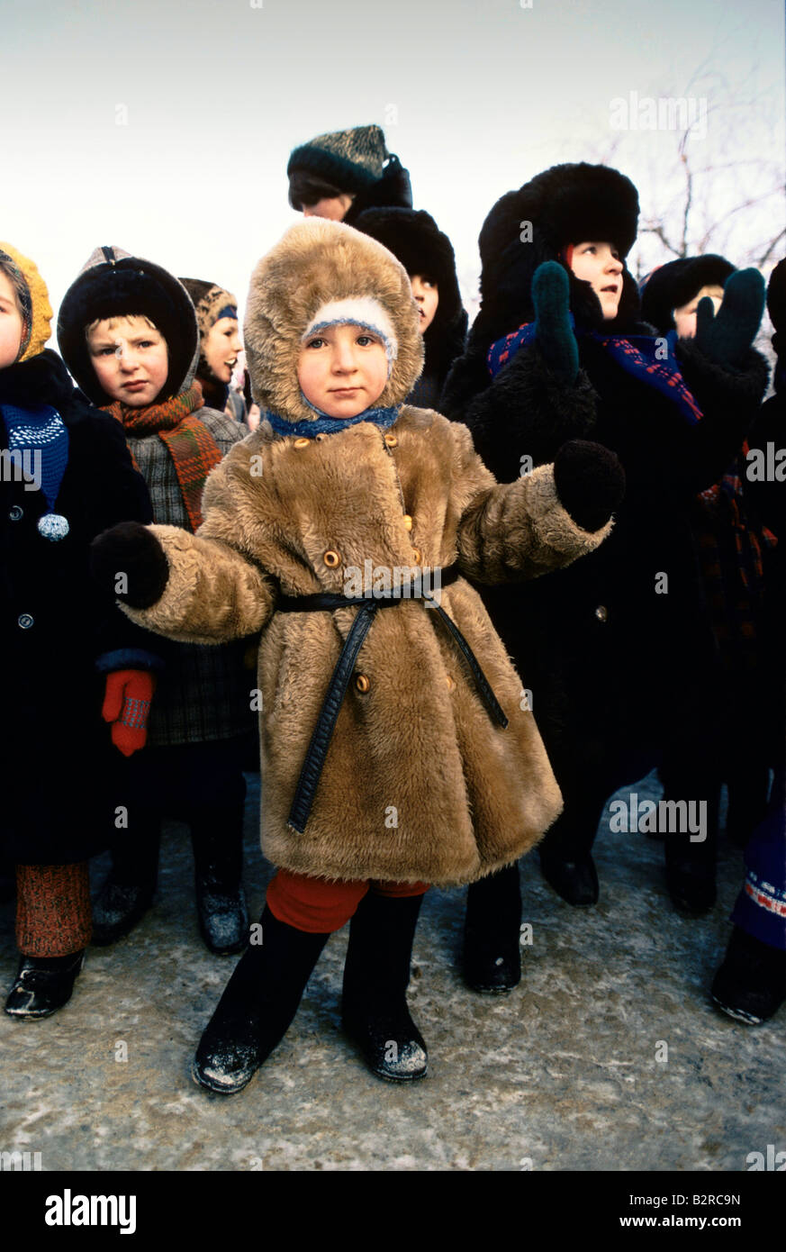 Enfants vêtus de manteaux de fourrures, chapeaux et gants dans le parc gorki Moscou Banque D'Images